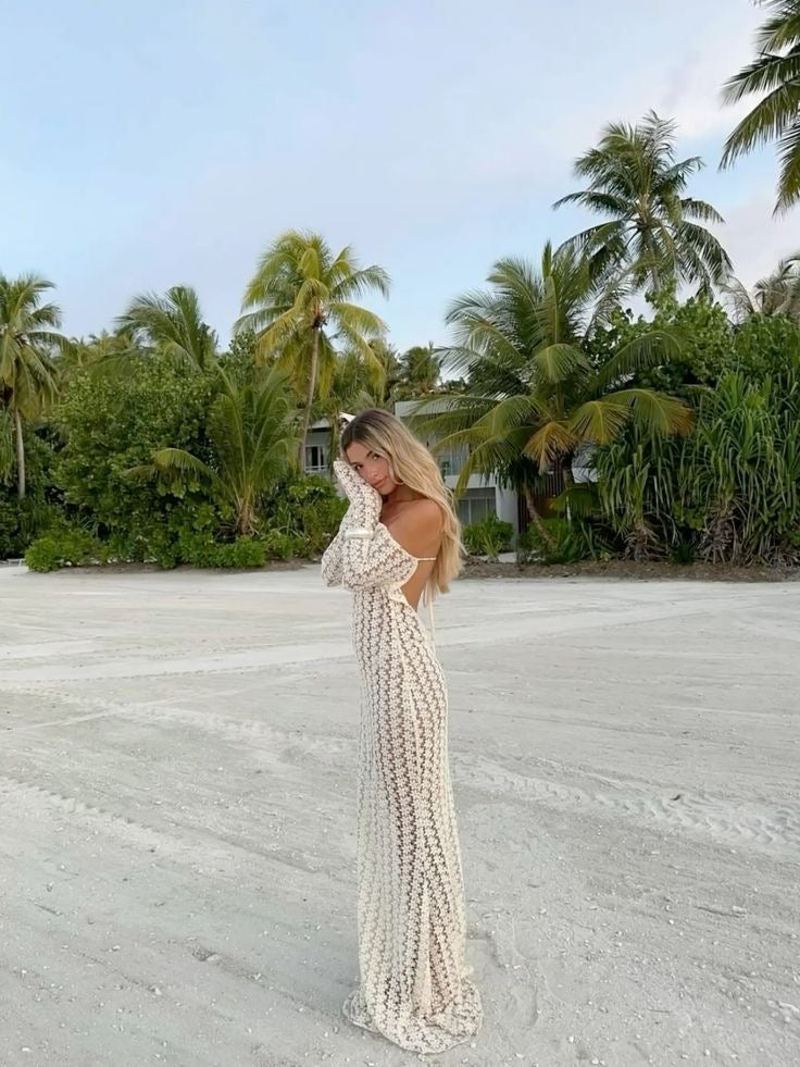 How to Master the “No-Makeup” Look for Poolside Evenings